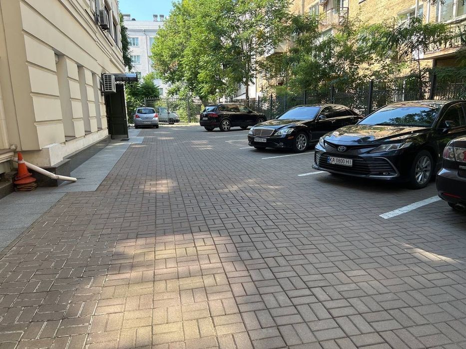 Печерськ. Липська 10. Офісний центр з паркінгом! Світло, є, завжди!!!