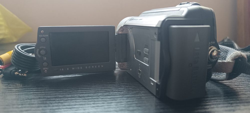 Продам камеру JVC GR-D815ER