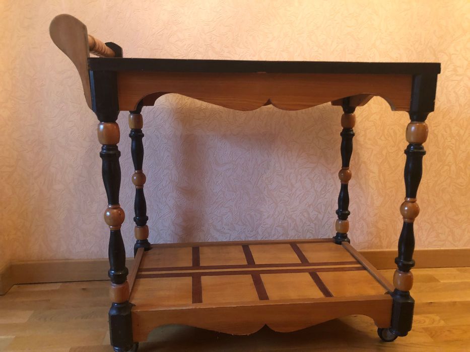 Передвижной столик на колесах