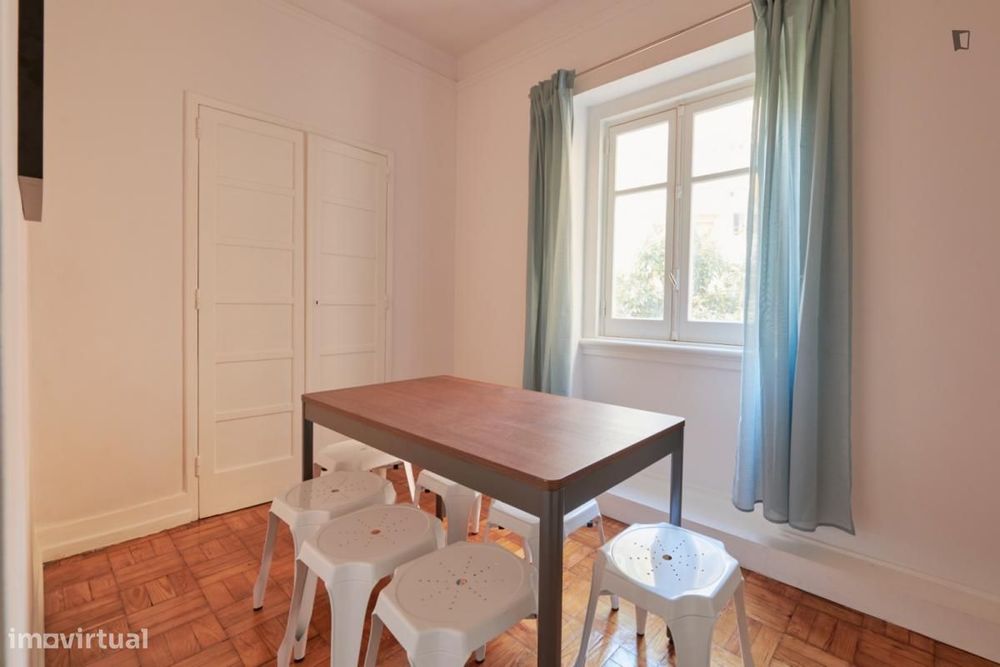 Quarto - localizado em Marquês de Pombal Lisbon