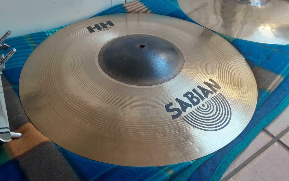 Sabian Ride 22" Brand New 490€ + Sabian China 17" 160€ + Zildjian A-Custom 6" - 75€
