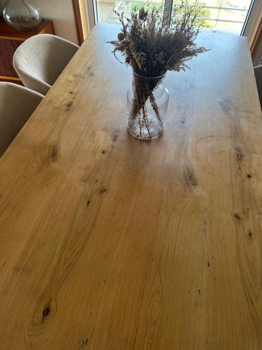 Mesa de jantar robusta em madeira maciça