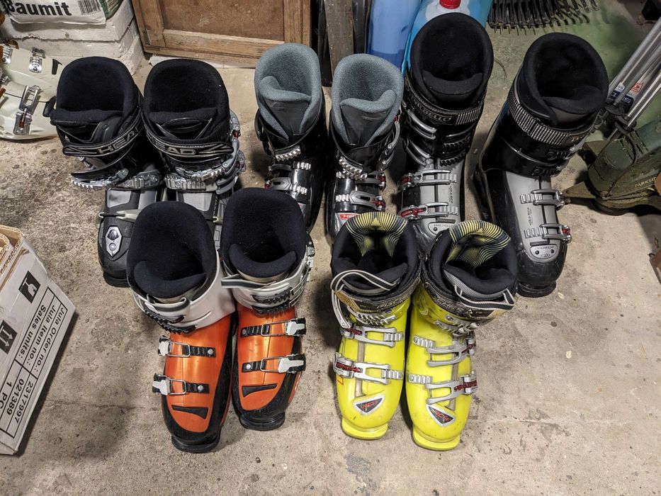 Narciarskie buty, kijki, kaski, gogle oraz ubrania