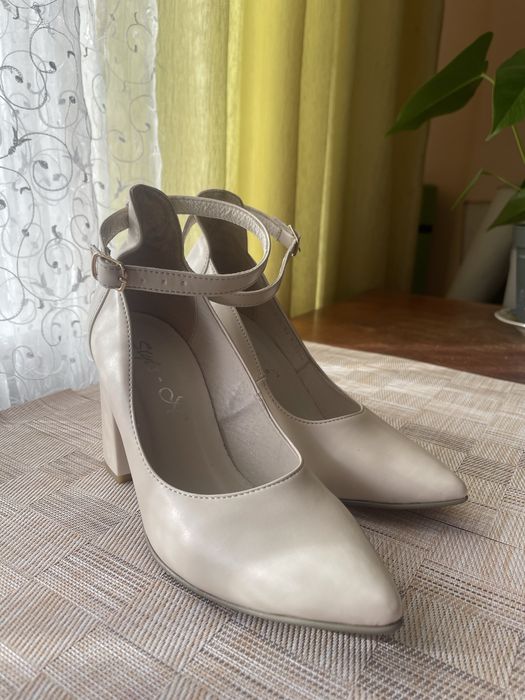 Туфлі на каблуку