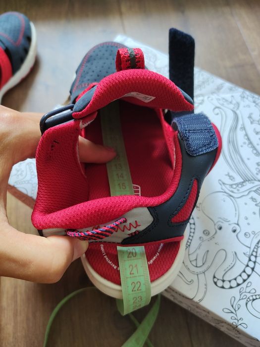 Босоніжки, кросівки Clarks