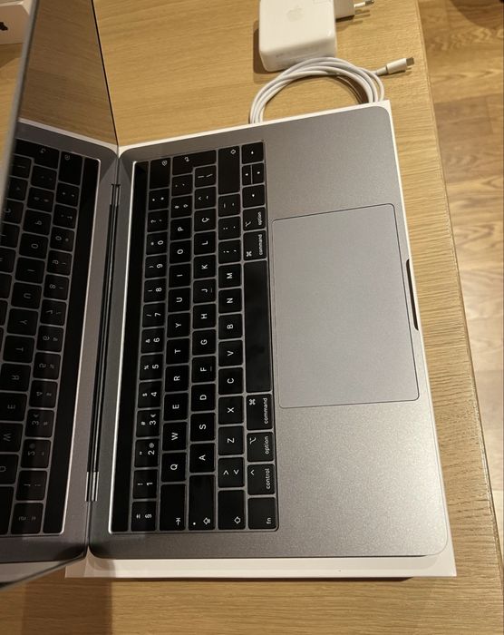 Macbook pro 2019  13” touch i5 16Gb 512GB ssd