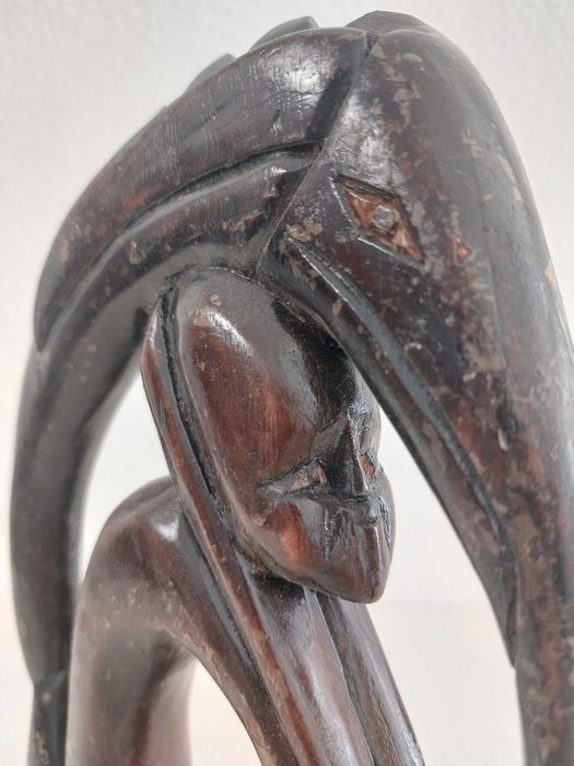 Pensador africano em mogno