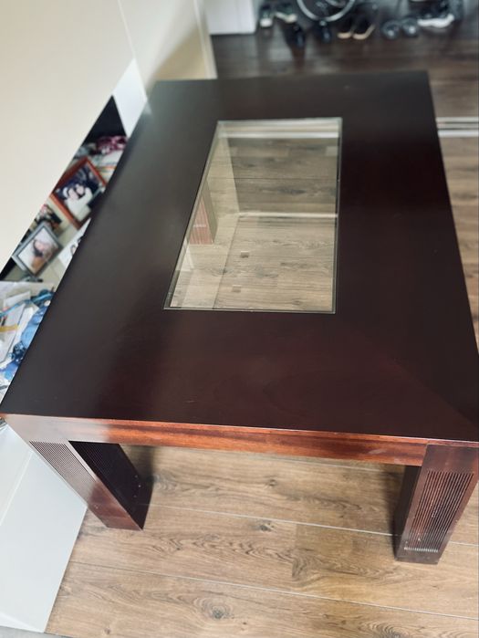 Mesa de jantar retangular em madeira