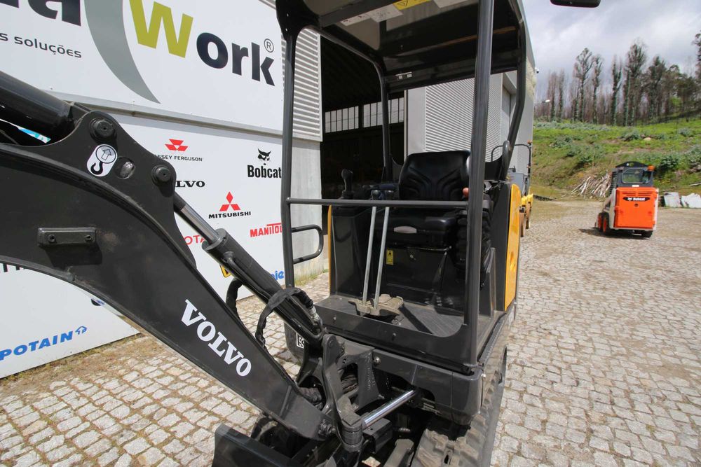 Minigiratória de Rastos com Garra Volvo EC15