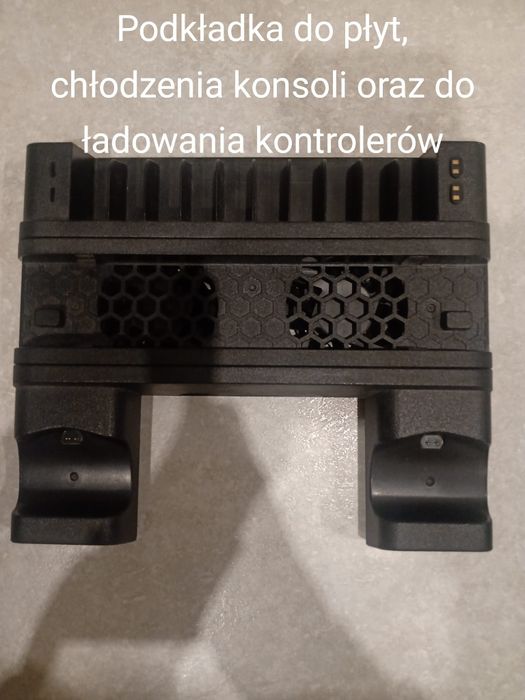 Konsola PS4 z padami, podkładką chłodząca i  gratis kable.