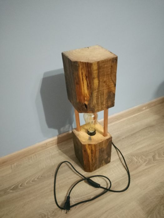 Lampa stojąca z belki