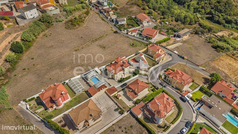 Moradia com 3 suites e piscina coberta a 10 min das praias da Ericeira