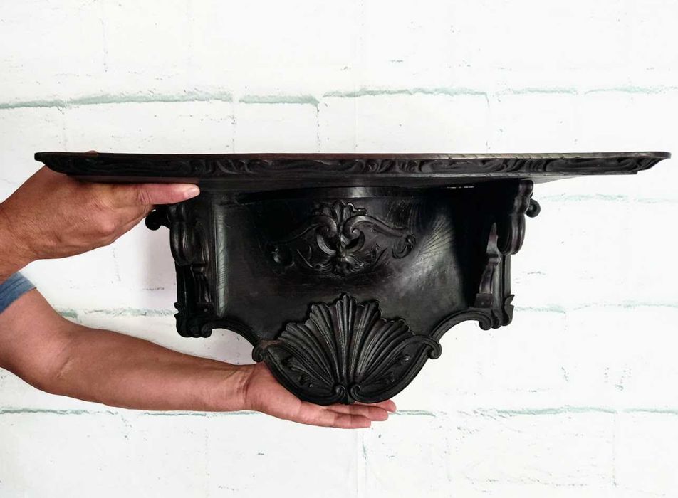 Peanha ou mísula do séc. XVIII em madeira de castanho