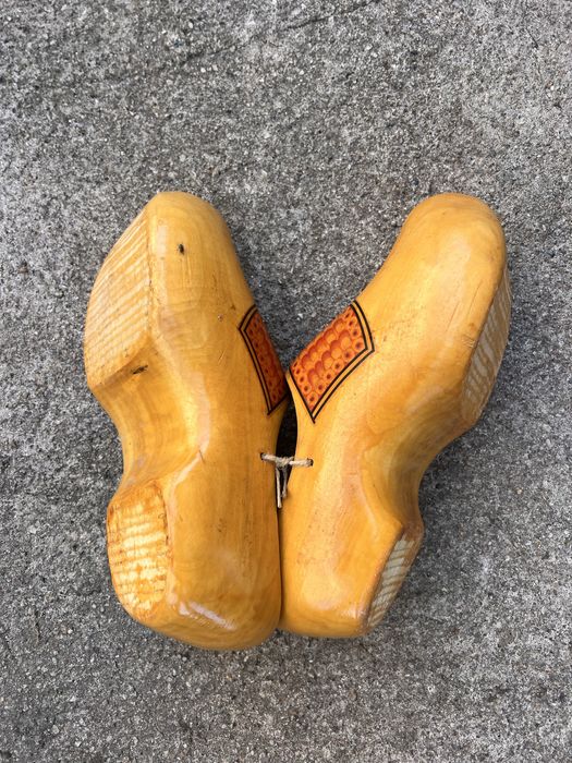 Tamancos Holandeses em madeira amarela