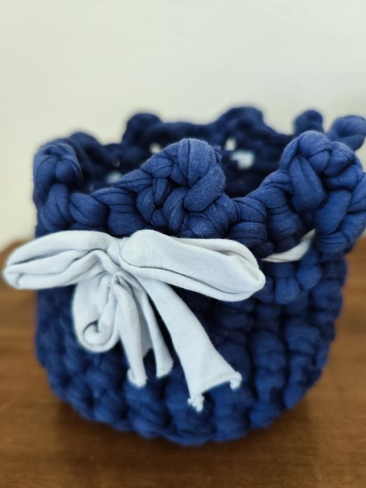 Cesta em crochê ou clorete azul marinho feita à mão