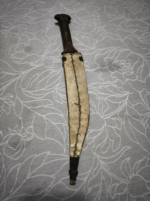 Daga artesanal com bainha de pele cosida á mão