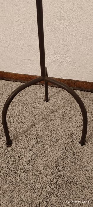 Cabide em ferro forjado feito à mão com 130 cm de altura