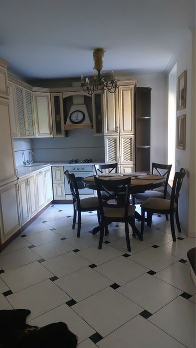 Продам 3х поверховий будинок з балконом і ділянкою на 5соток 137.2кв.м