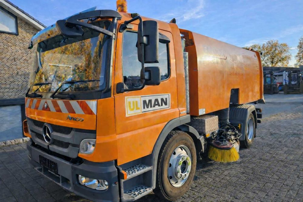 Usługa zamiatarką myjką, polewaczką Czyszczenie ulic, placów parkingów