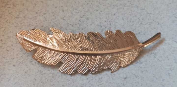 Spinka do włosów w kształcie pióra kolor złoty długość 9 cm