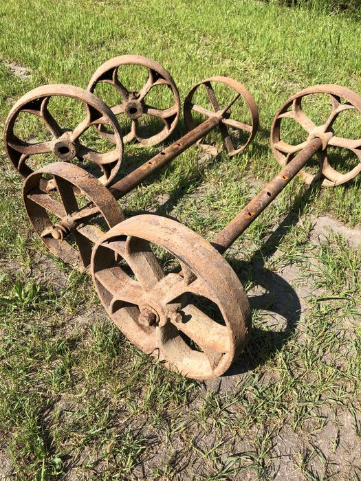 Oś z kołami metalowymi koła żeliwne ozdobne wzór kwiatek loft vintage