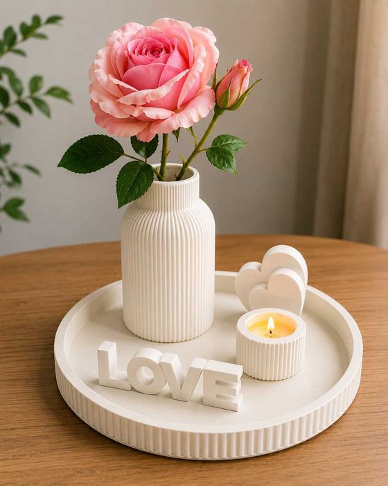 Conjunto decorativo minimalista com jarro bandeja e porta velas