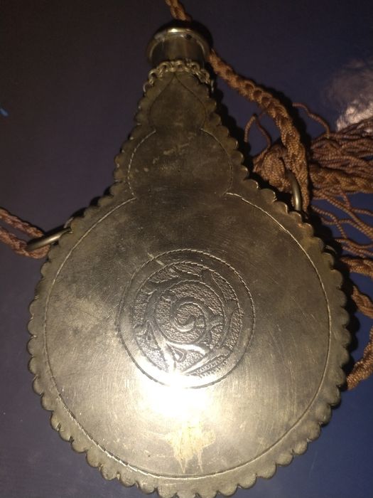 Séc 19, Antigo Polvorinho Marroquino / Berbere em Metal Trabalhado – 15 cm