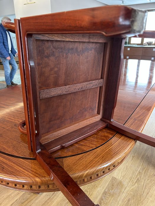 Eleganckie krzesła z drewna tekowego