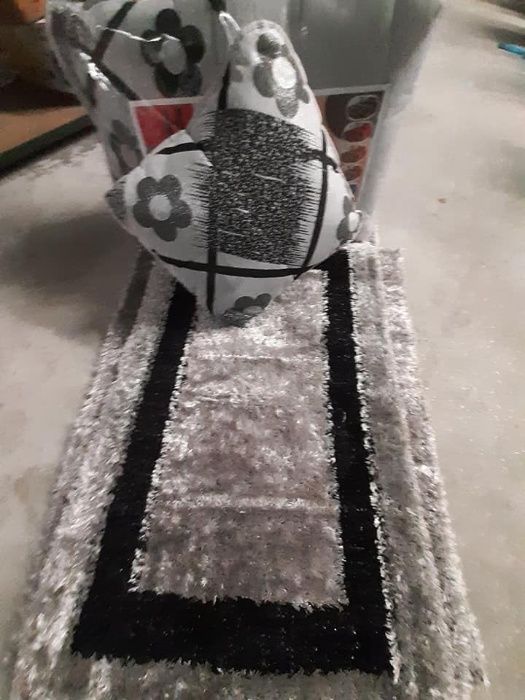 Vendo Edredon casal 2.50x2.60m com 2 almofadas mais 3 tapetes