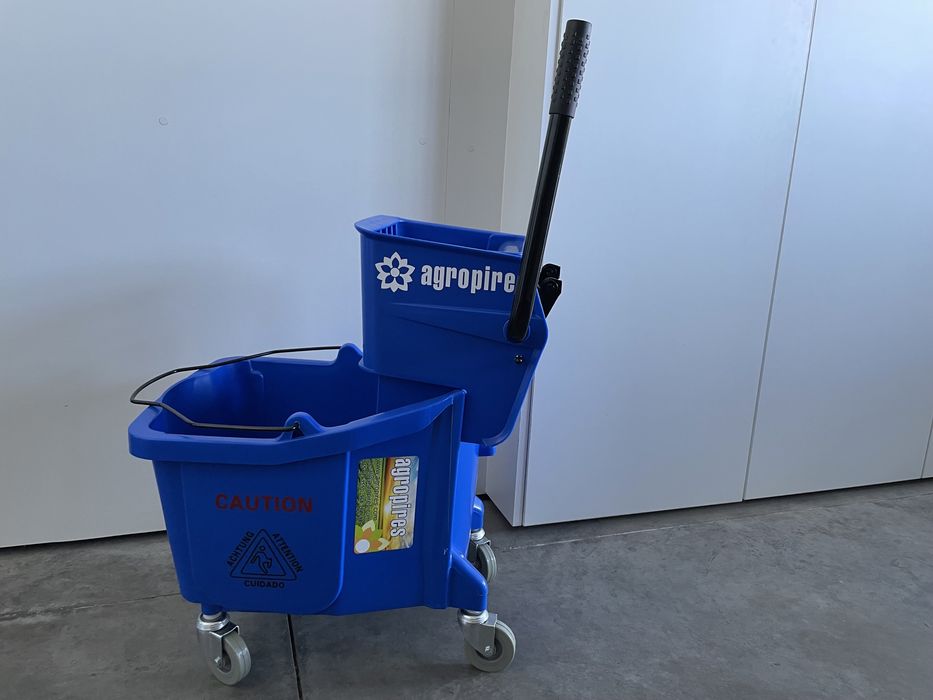 Balde industrial com espremedor