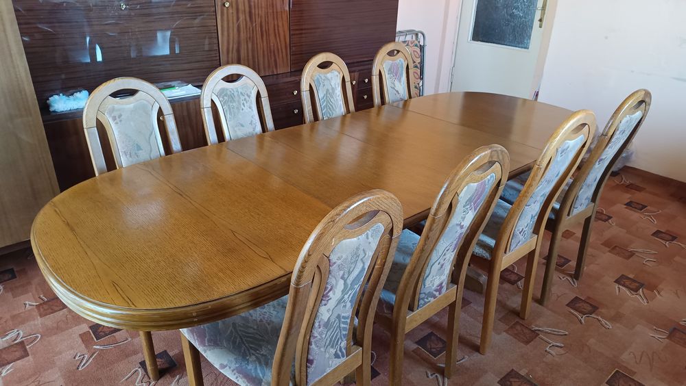Stół z litego drewna wraz z 8 krzesłami