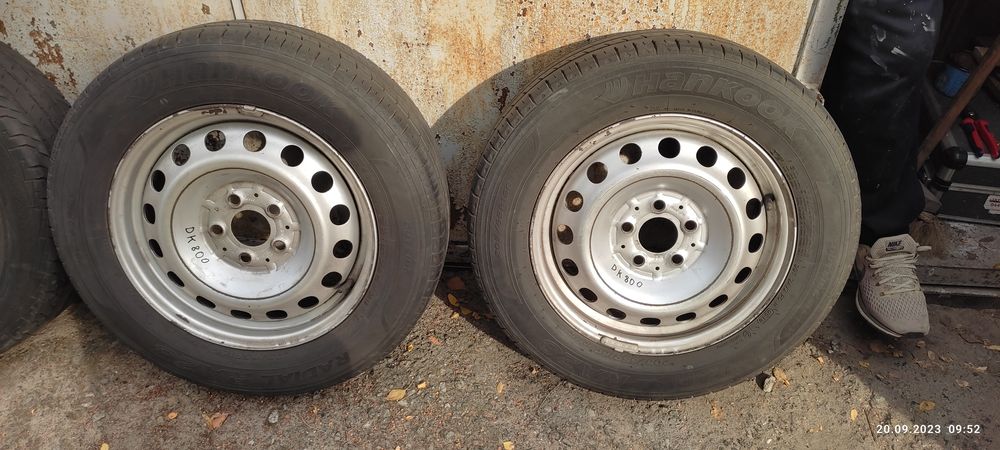 Продам 4 літніх шини с дисками 205/65R16C