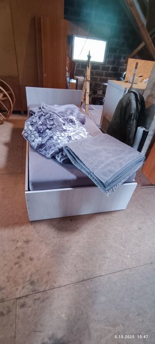 Łóżko, meble, koce