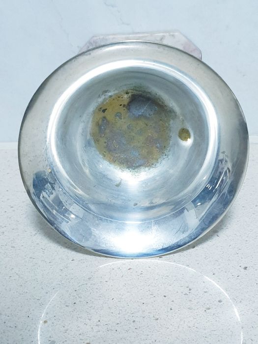 Antiga taça - troféu figurativo de desporto em casquinha