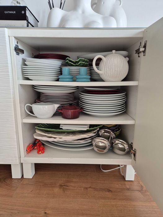 Aparador BESTA de 3m, com portas estilizadas e tampo de vidro