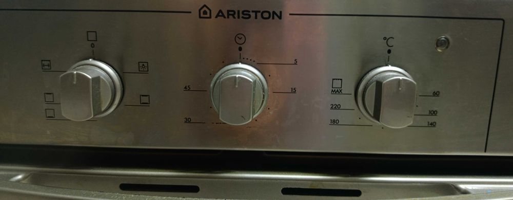 Forno elétrico de encastrar ARISTON FB21.2 IX 59.5cm em Bom Estado!