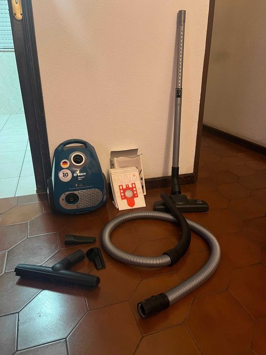 Vendo aspirador Bosch BGL25KMON/04 (Serie 2 MoveOn Mini) + 3 Sacos