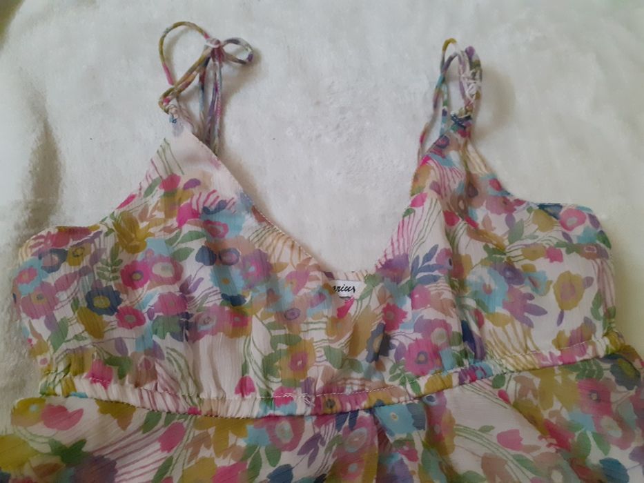 Kolorowa sukienka w kwiatki  na ramiączkach