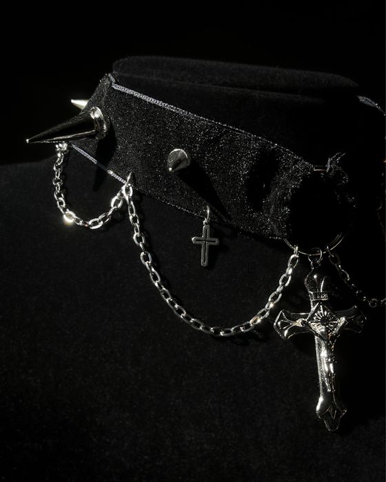 chocker z ćwiekami i krzyżem punk goth
