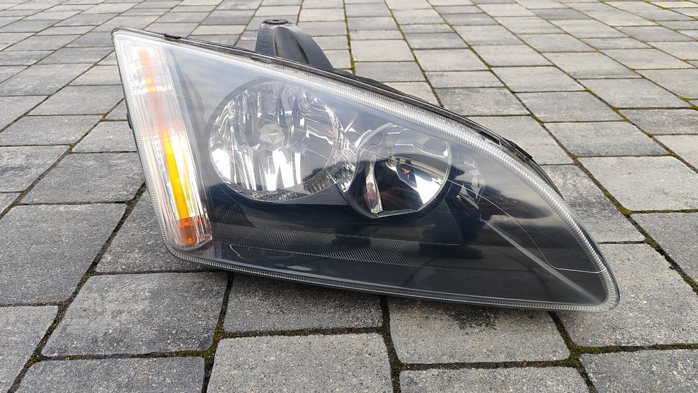 Lampa prawa przednia przód Ford Focus MK2.
