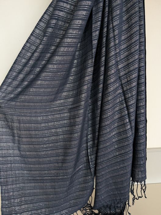 Granatowy szal ze srebrną nitką. H&M.