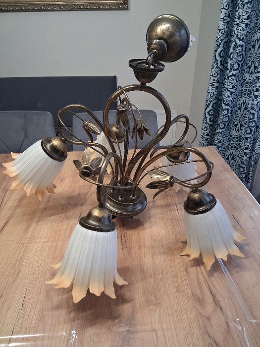 Lampy klasyczne – żyrandol, lampy sufitowe i kinkiety – stare złoto