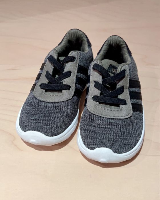 Sapatilhas Adidas para criança – tamanho 23