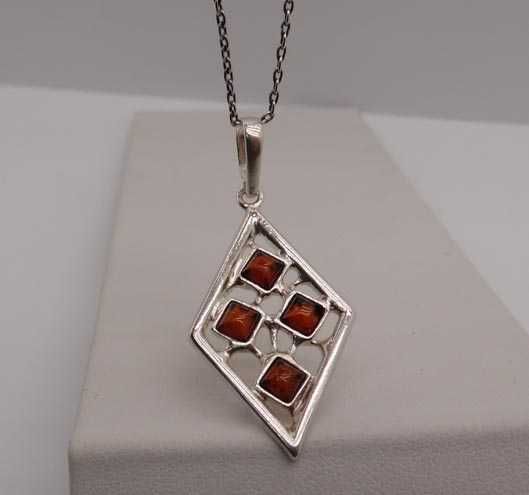 Srebrna zawieszka romb z bursztynami