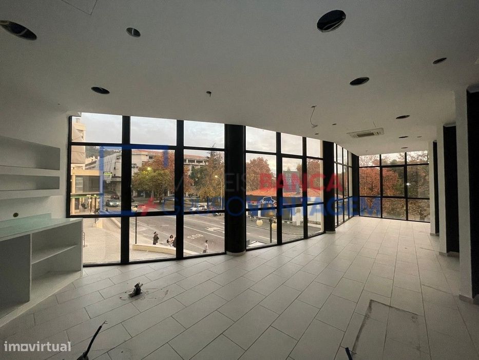 Loja com 98m², localizada no Centro Comercial Fontedeira, em Portal...