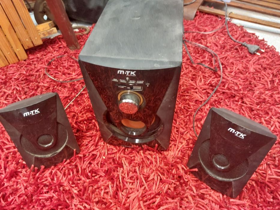 Sistema de colunas multimédia 2.1 da marca M-TK, composto por um subwoofer principal e dois altifalantes satélites. 
Inclui conectividade USB e para c