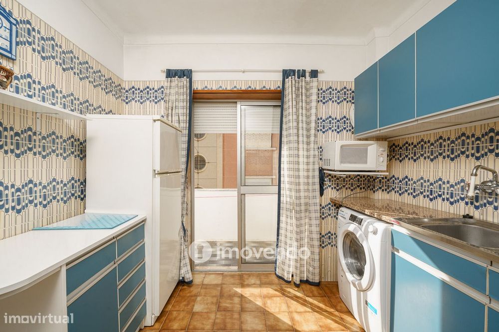 Apartamento T1 com varanda e a 200m da praia, no coração de Sesimbra