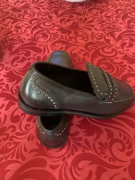 Sapatos pretos em pele