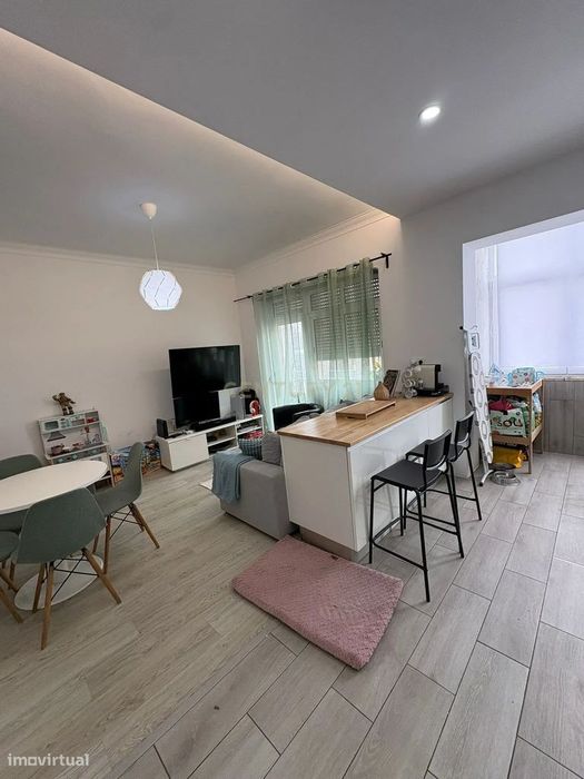 Apartamento T2 Renovado na Venda Nova – Zona Calma e Bem Localizada