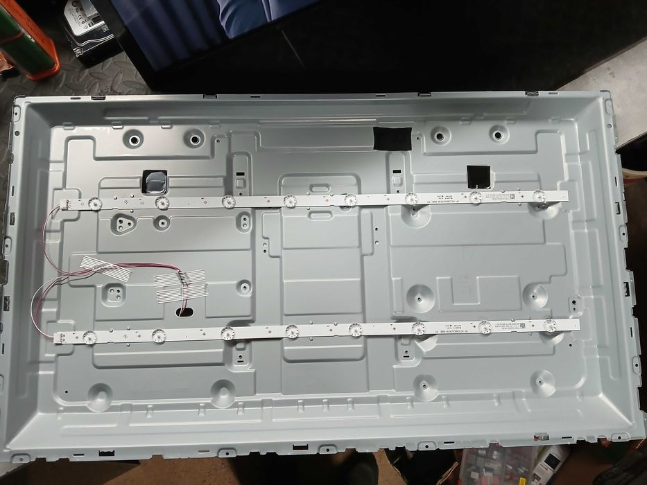 PEÇAS - TV LED 32" - LG 32LM550BPLB - com Ecrã Partido!!